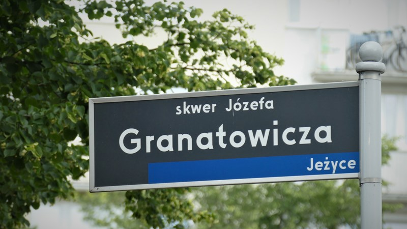 Drogowskaz z napisem: "Skwer Józefa Granatowicza. Jeżyce"