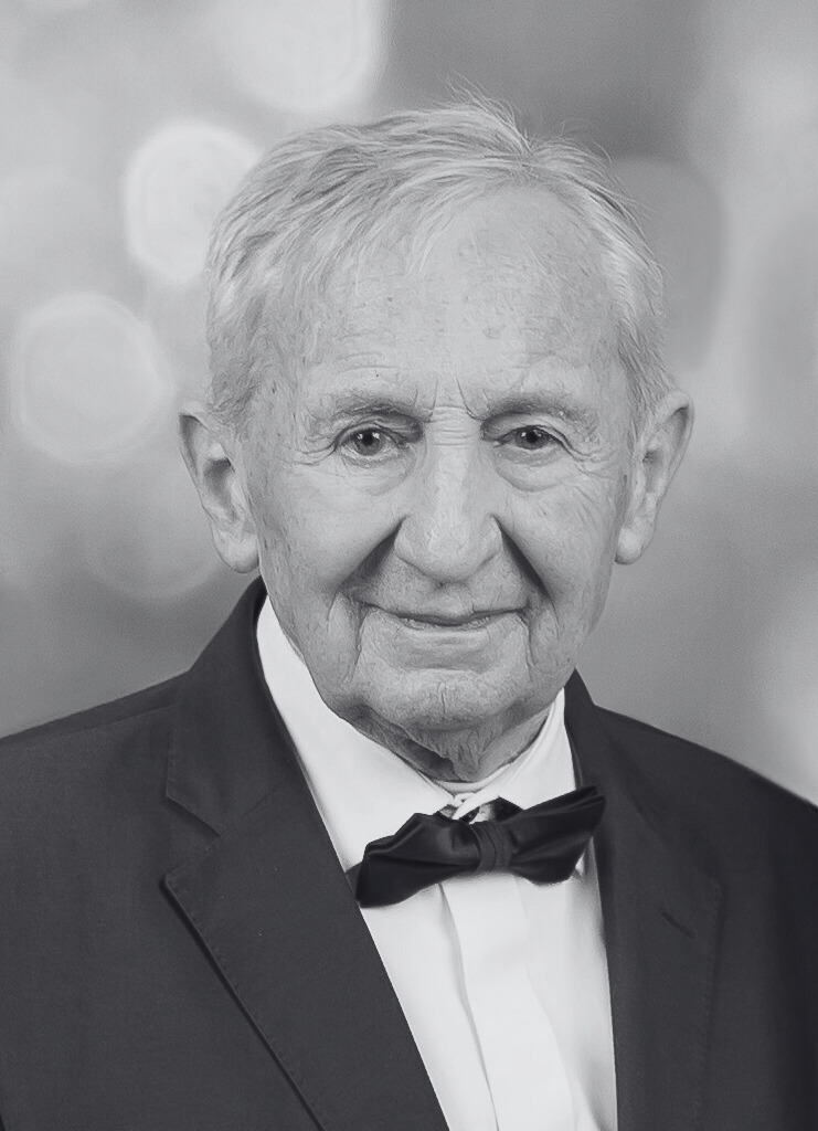 Czarno-białe zdjęcie starszego mężczyzny z siwymi włosami. Mężczyzna ma zrobione zdjęcie portretowe. Jest ubrany w garnitur i muszkę. - grafika artykułu