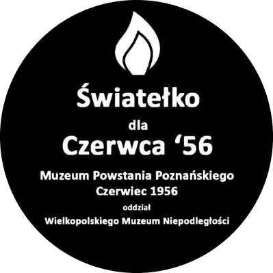 Czarne koło z grafiką płomienia świeci. Pod spodem biały napis "Światełko dla Czerwca '56. Muzeum Powstania Poznańskiego Czerwca 1956 oddział Wielkopolskiego Muzeum Niepodległości". - grafika artykułu