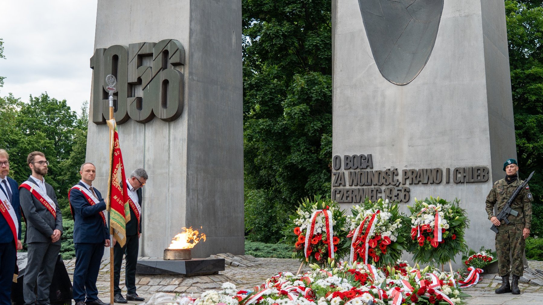 Na zdjęciu kwiaty pod pomnikiem Czerwca 56