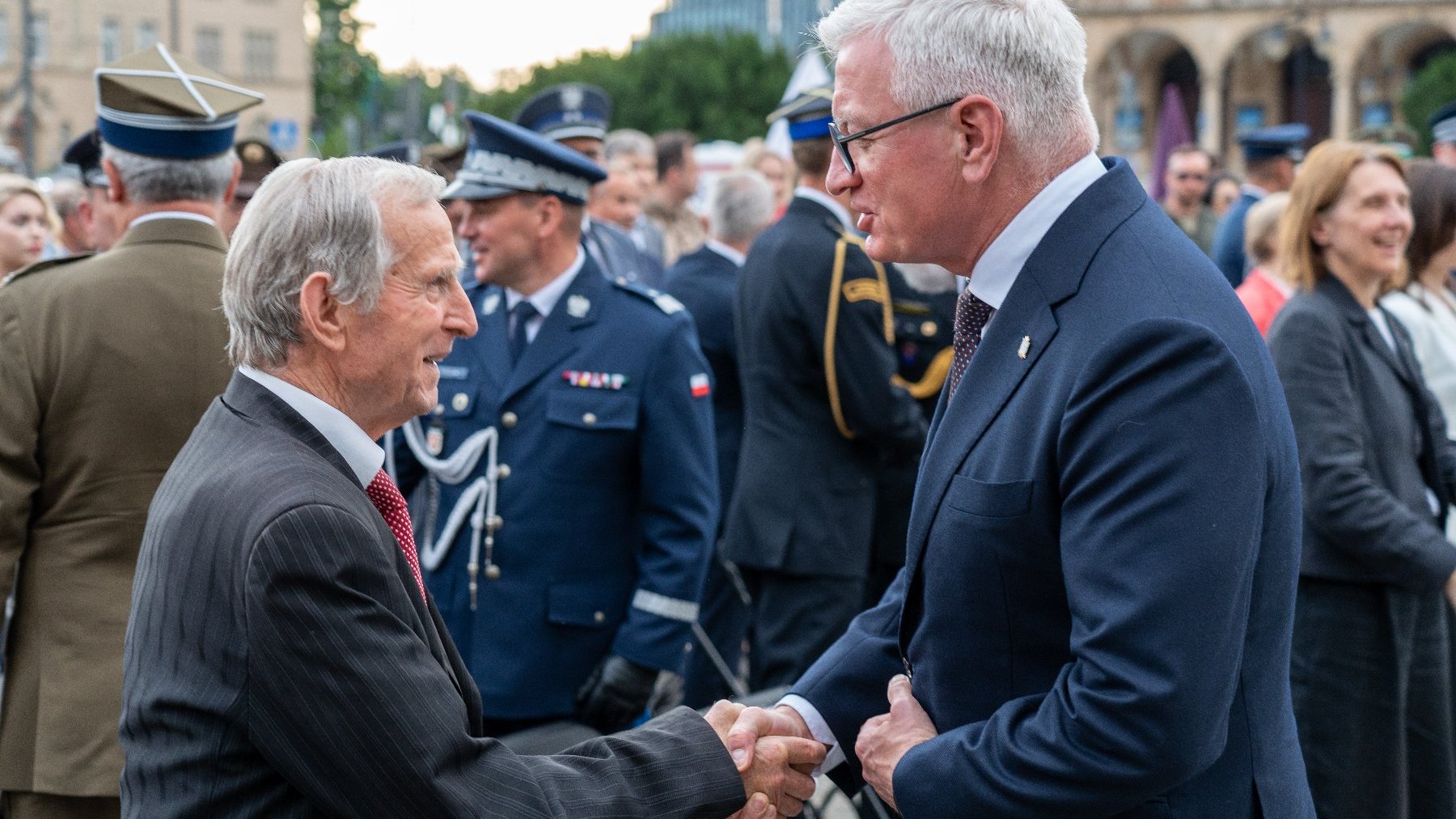 Na zdjęciu dwóch mężczyzn podaących sobie rękę