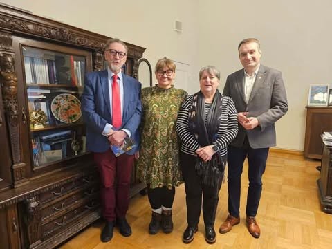 Zdjęcie przedstawia kilku członków Miejskiej Rady Seniorów oraz prezydenta Wiśniewskiego. - grafika artykułu