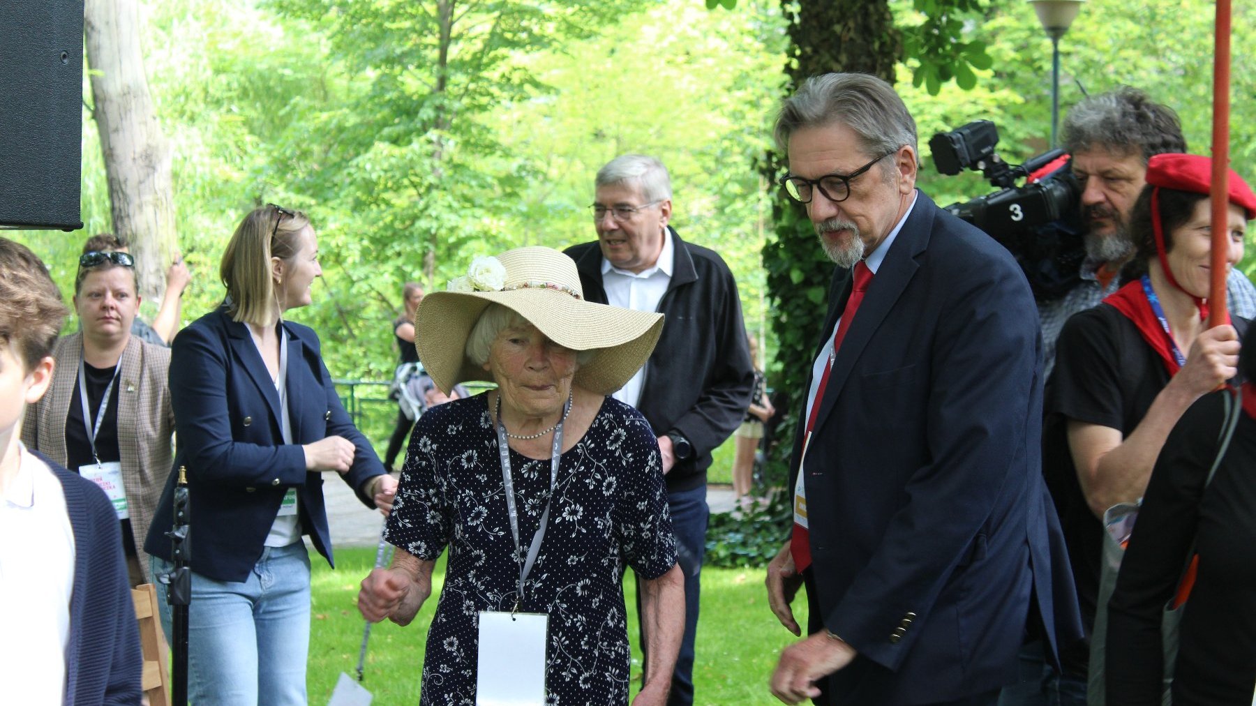 Na zdjęciu widzimy Babcię Teresę, Gości i przedstawicieli Miasta na terenie ZOO - część oficjalna wydarzenia