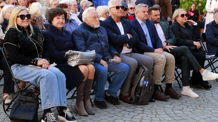 Zdjęcie przedstawia członków MRS podczas inauguracji.