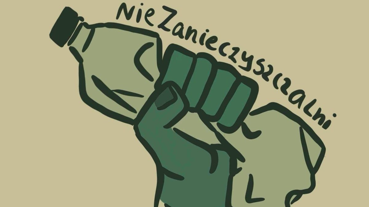 Grafika projektu Nie.zanieczyszczalni przedstawia dłoń zaciśniętą na platkiowej butelce typu PET
