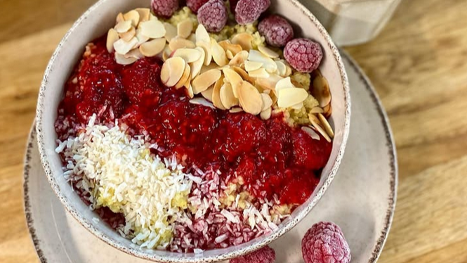 Jaglanka z malinami, płatkami migałowymi i wiórkami kokosowymi. - grafika artykułu