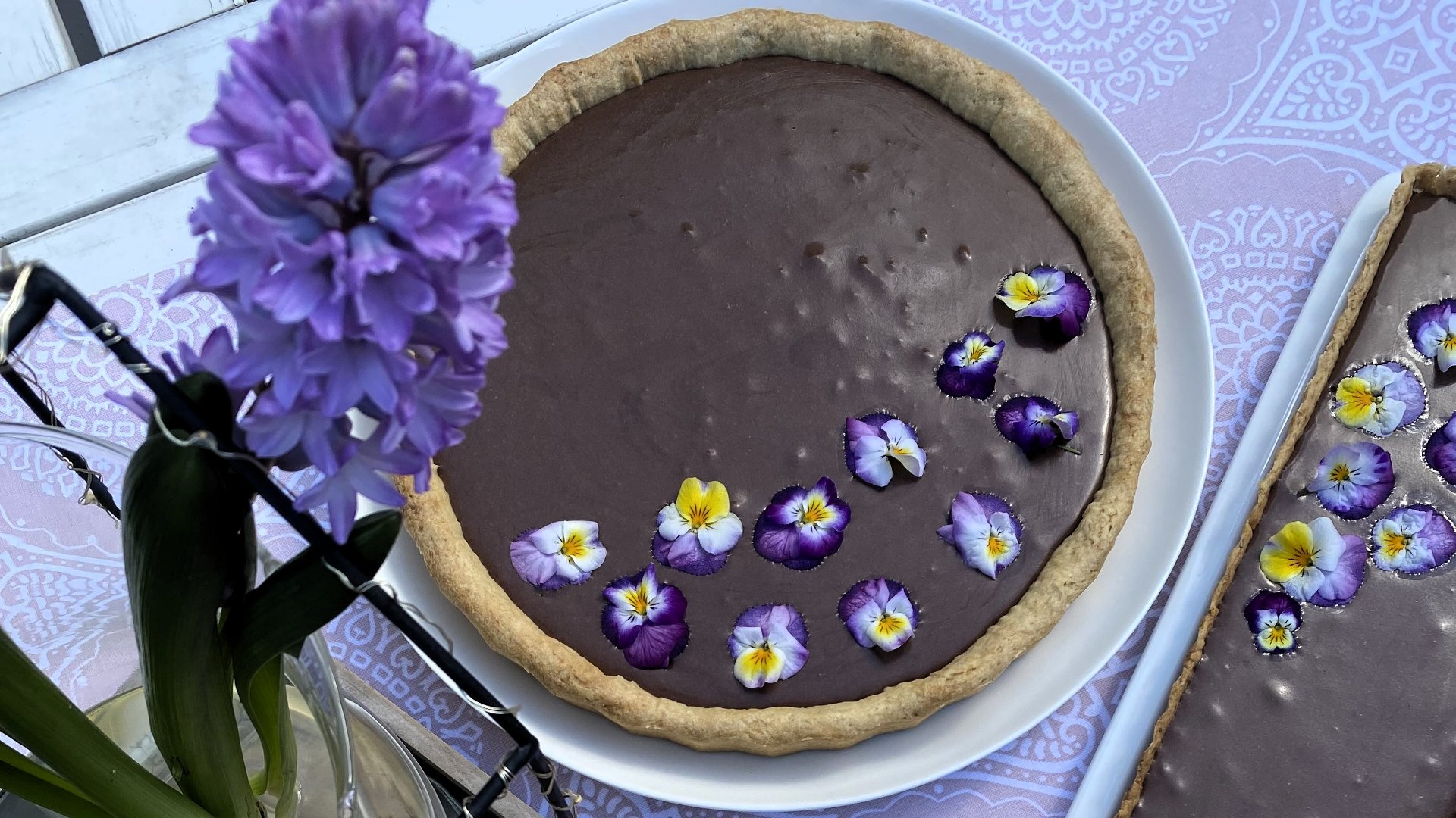 Czekoladowy mazurek ozdobiony płatkami bratków. - grafika artykułu