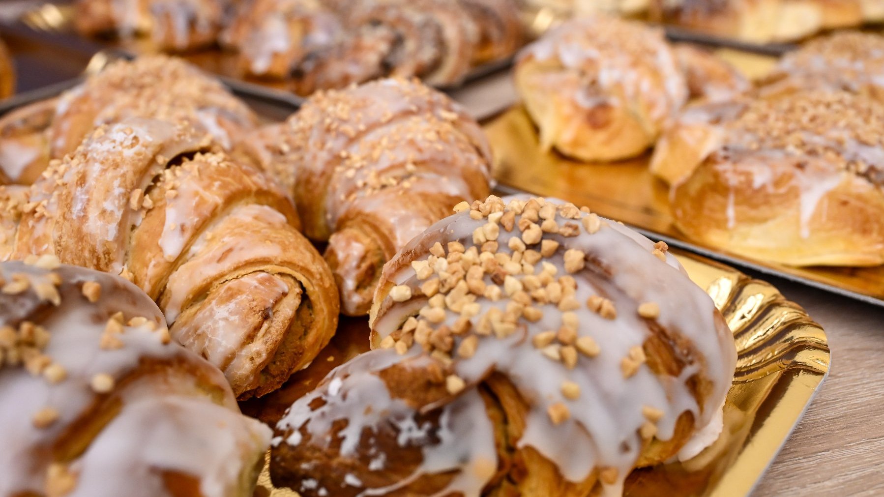 Rogale świętomarcińskie na złotych tacach.