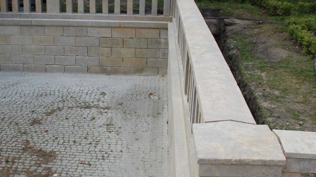 Trwa renowacja zabytkowych elementów przy wejściu do jednego z najważniejszych parków w centrum Poznania