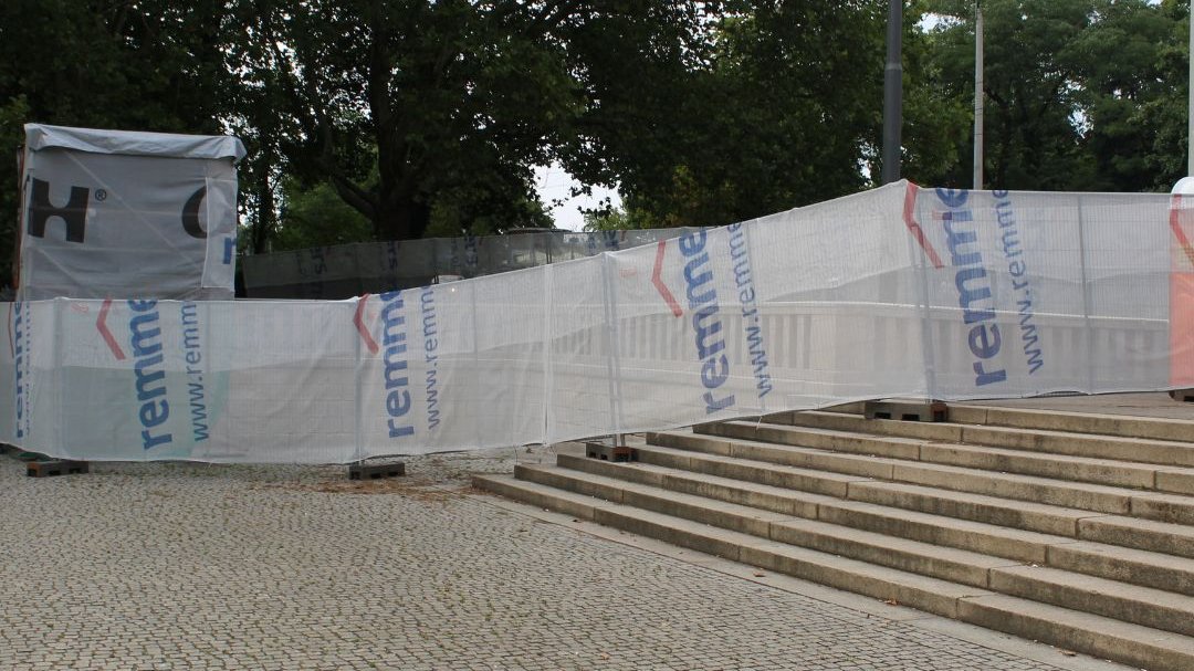 Trwa renowacja zabytkowych elementów przy wejściu do jednego z najważniejszych parków w centrum Poznania