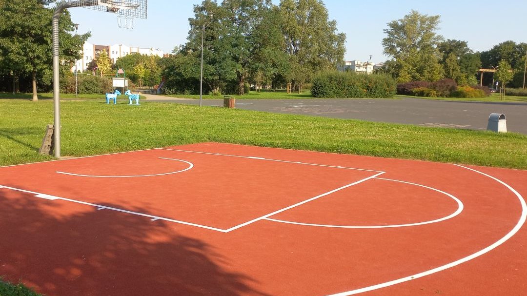 W ramach przeprowadzonych prac stara, zużyta nawierzchnia została całkowicie wymieniona