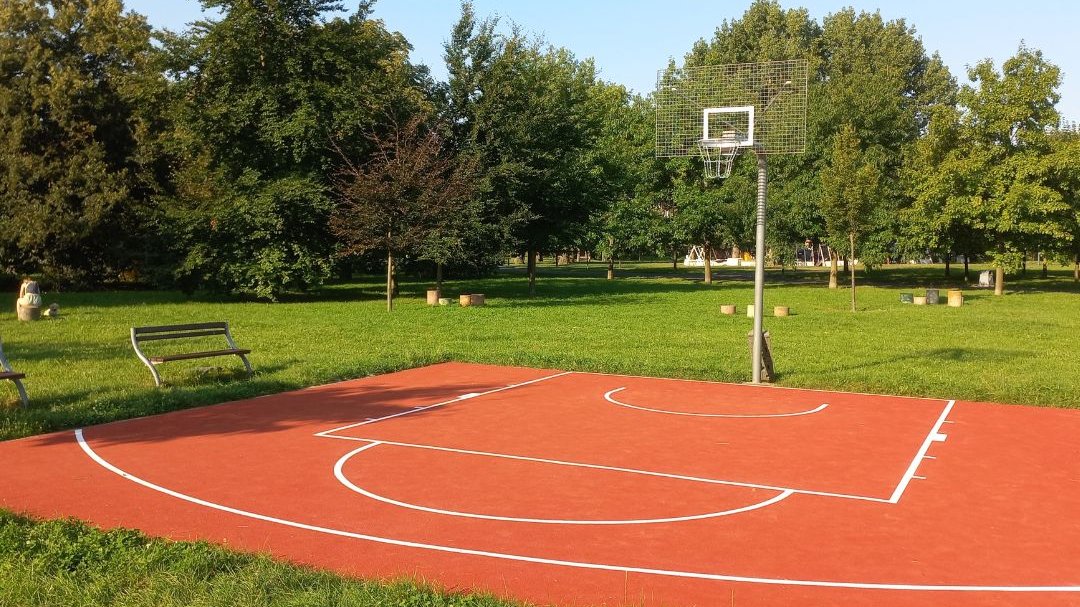 W ramach przeprowadzonych prac stara, zużyta nawierzchnia została całkowicie wymieniona