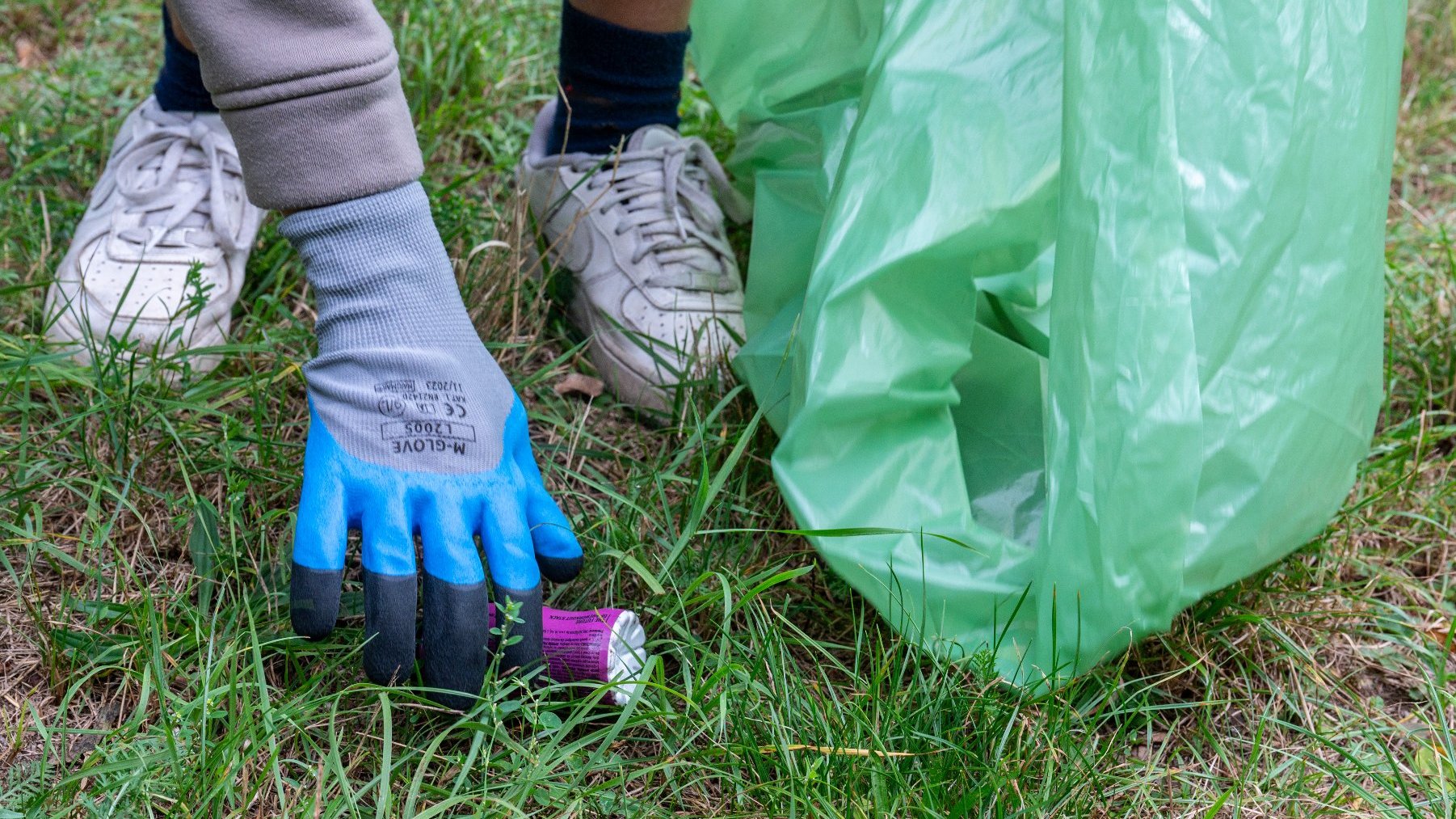Dzieci sprzątające park