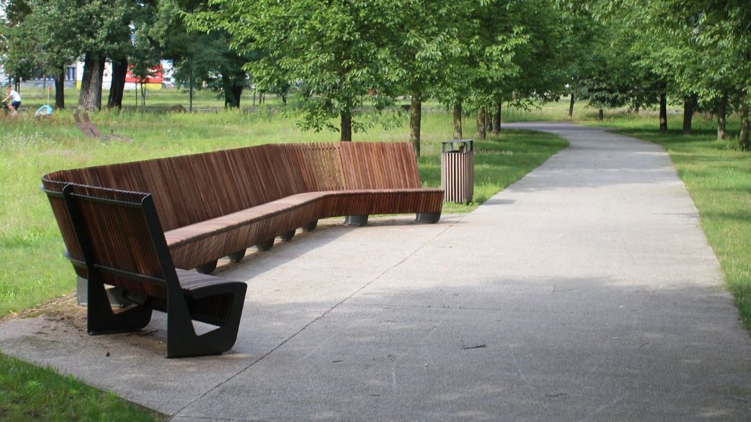 W ramach pierwszego etapu rewaloryzacji w Parku Tysiąclecia pojawiły się nowe, dłuższe i wygodniejsze ławki