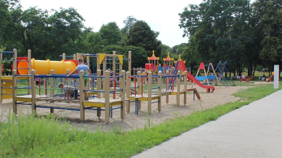 W Parku Tysiąclecia najmłodsi mogą skorzystać też z placu zabaw, jednego z największych w Poznaniu