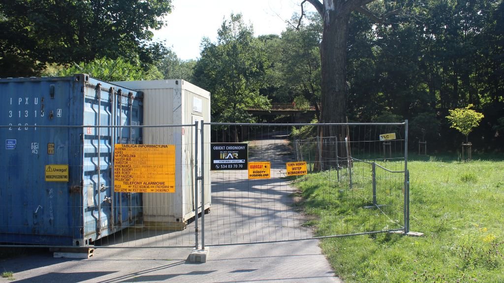 Zamknięta alejka prowadząca do mostku w Parku Cytadela z powodu remontu