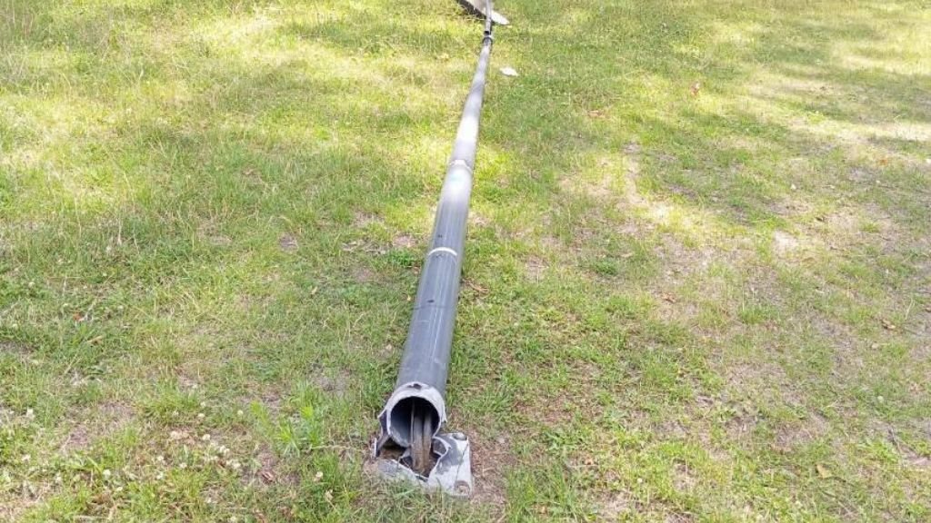 Zniszczona latarnia w Parku Jana Pawła II na Wildzie