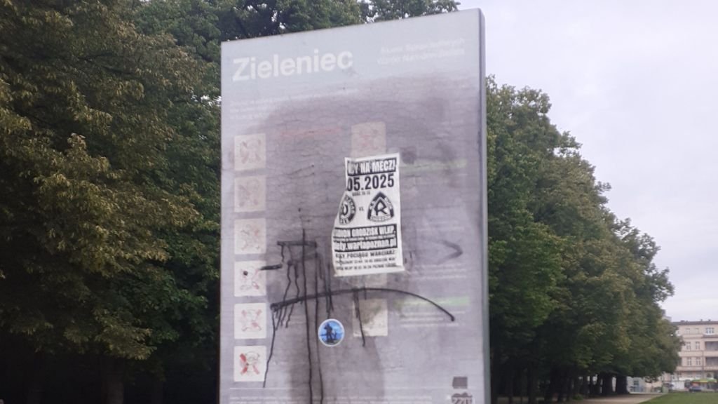 Zniszczona tablica informacyjna na Skwerze Sprawiedliwych Wśród Narodów Świata