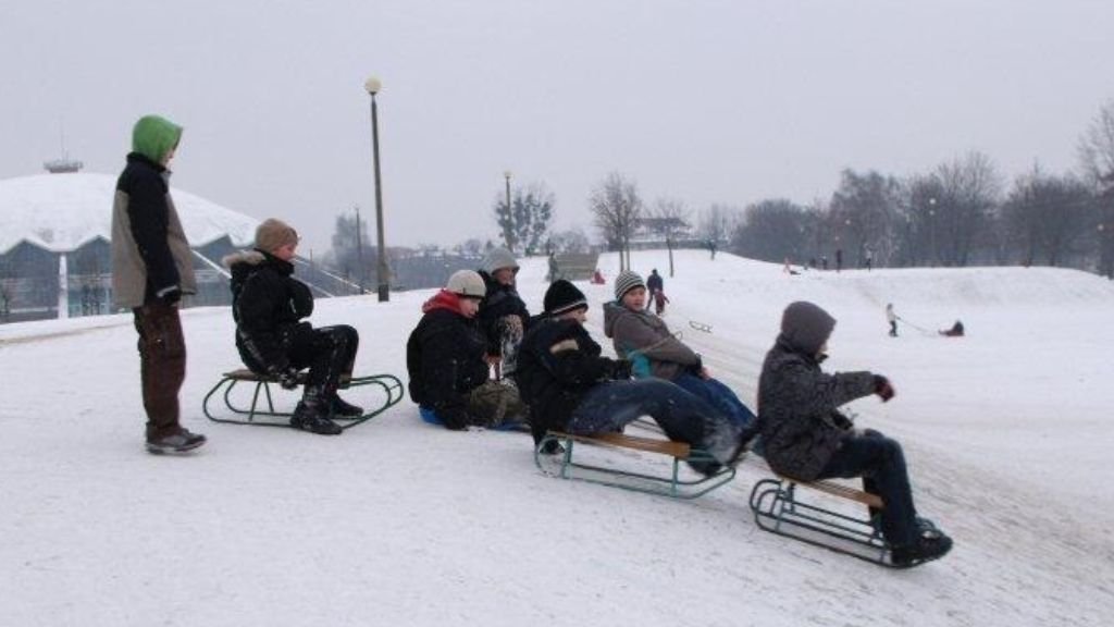 Dzieci zjeżdżające na sankach w Parku Kasprowicza