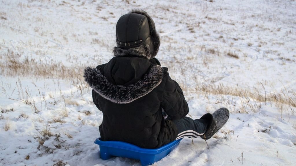Dziecko zjeżdżające na sankach