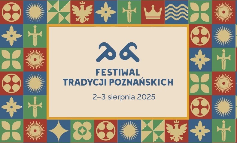 Białe tło z dwoma niebieskimi literami "P", ktore imitują trykające się koziołki. Pod spodem napis "Festiwal Tradycji Poznańskich, 2-3 sierpnia 2025". Tło obramane żółtą ramką. Wokół czerwone, niebieskie i zielone grafiki, które przedstawiają ikony związane z koronacją. - grafika artykułu