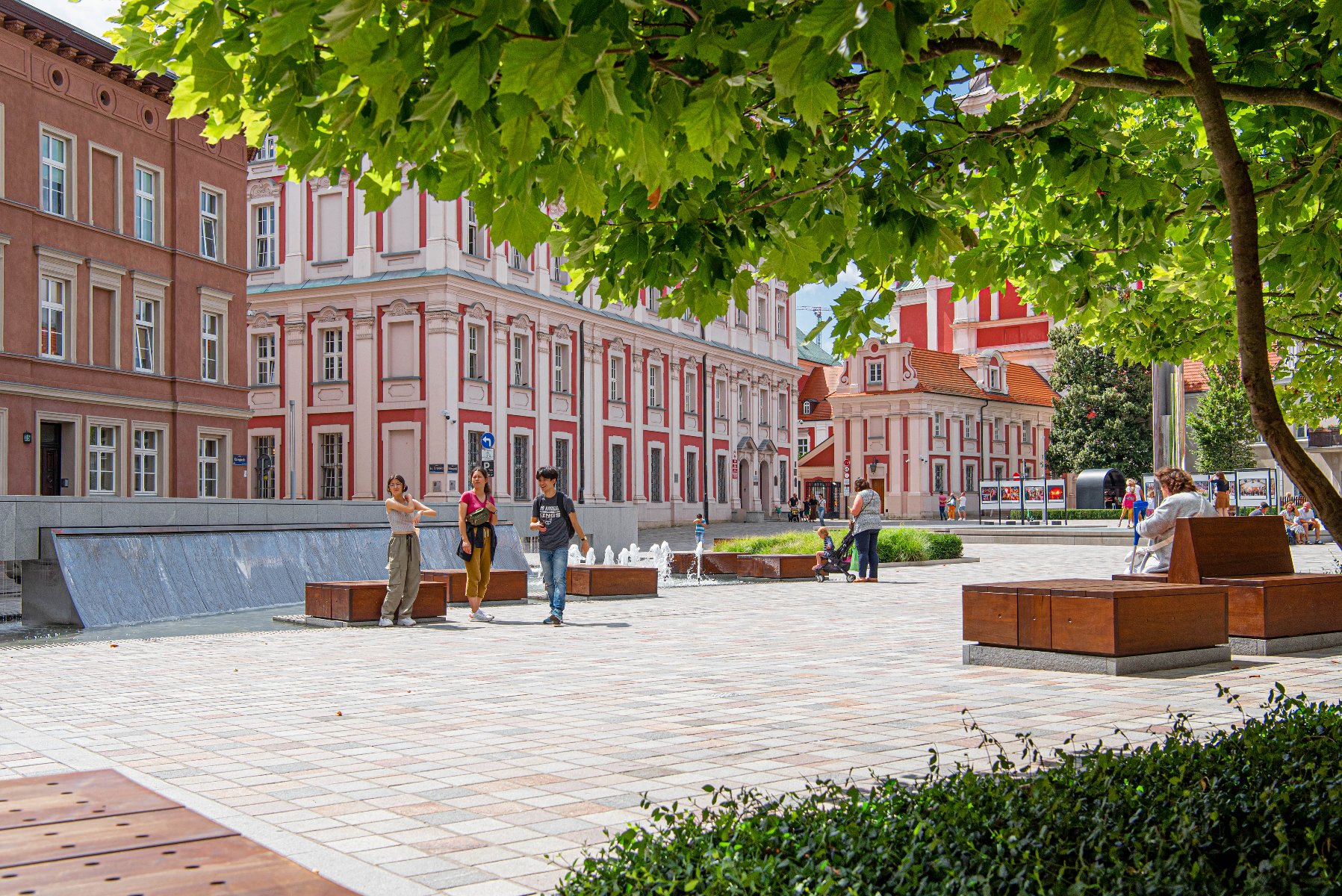 Odnowiony plac a na nim budynk urzędu