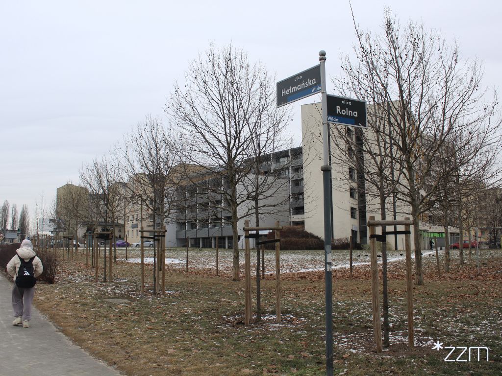 Ogrodzony skwer przed rozpoczęciem prac