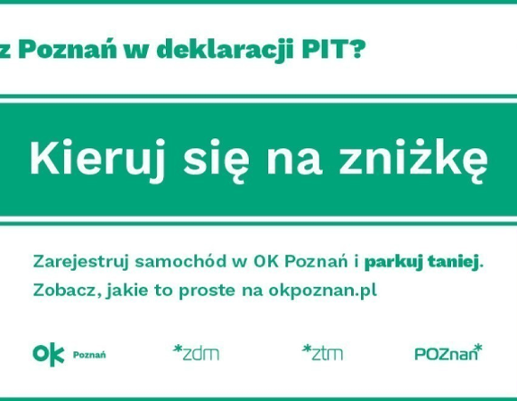 Zarejestruj samochód w OK Poznań i parkuj taniej! Plakat, który reklamuję tańsze parkowanie w Poznaniu. Na zielonej tablicy napis Kieruj się na zniżkę