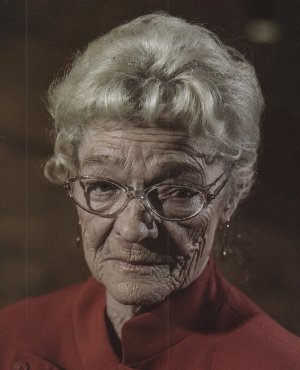 28 marca zmarła uczestniczka Poznańskiego Czerwca '56 - Aleksandra Kozłowska-Siejek / fot. MPP Portret starszej kobiety z siwymi włosami. Ubrana w czerwoną koszulę i okulary.