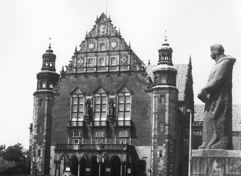 Sececyjny, reprezentacyjny budynek uniwersytecki, z boku pomnik Adama Mickiewicza