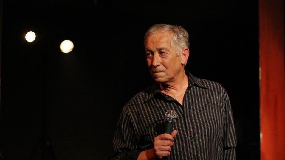 Sylwetka mężczyzny od pasa w górę.