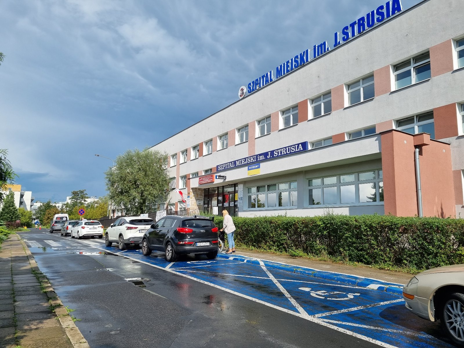 Szpital im. J. Strusia - widok wejścia do placówki
