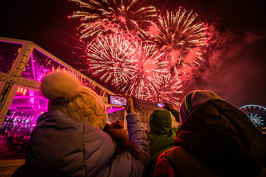 Sztuczne ognie na placu Wolności