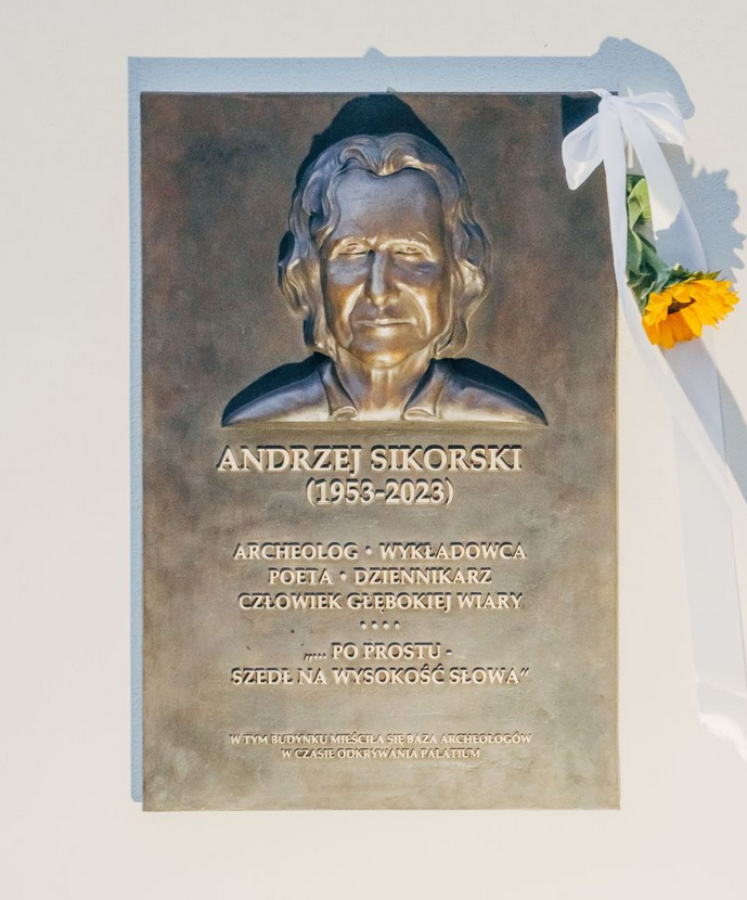 Tablica na ewelwacji budynku przedstawiająca wizerunek mężczyzny - symboluzująca pamięć o nim - więcej w treści artykułu