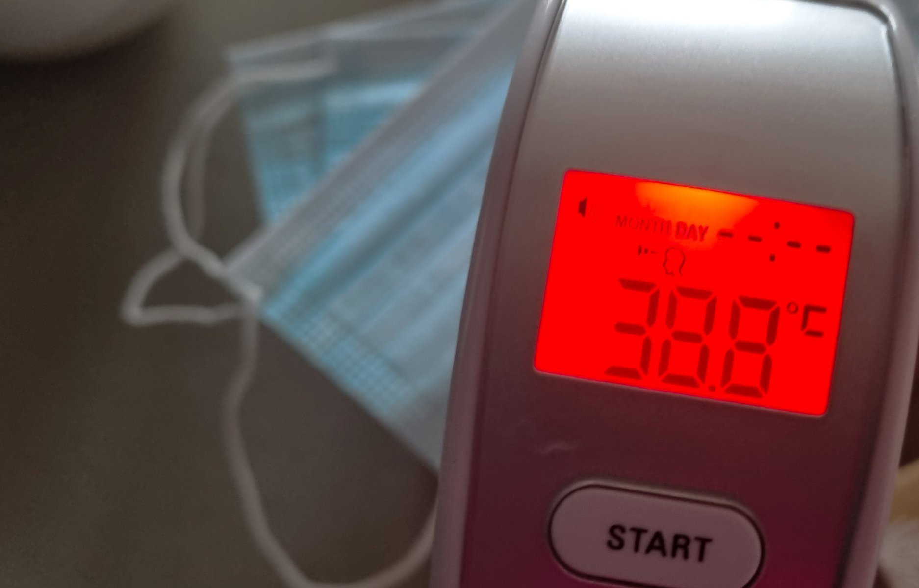 termometr wskazujący temperaturę 38,8