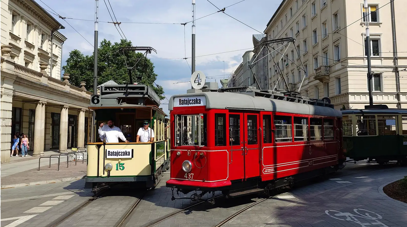 Od soboty, 26 kwietnia, po ulicach Poznania będą kursować linie turystyczne, fot. MPK. Tramwaje historyczne z numerami 6 (tramwaj beżowy) i 4 (tramwaj czerwony) spotykają się na skrzyżowaniu ulic Poznania.