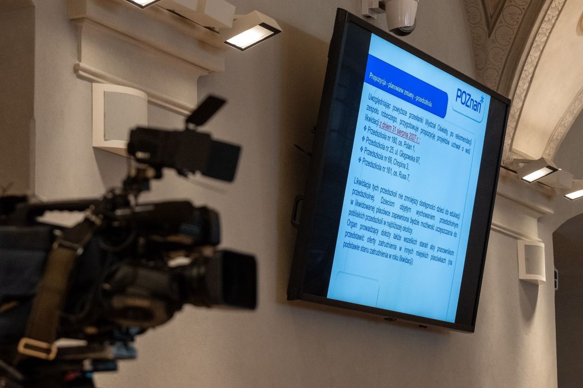 w sali na duzym ekranie wyświetlony jest sladj prezentacji - więcej w artykule