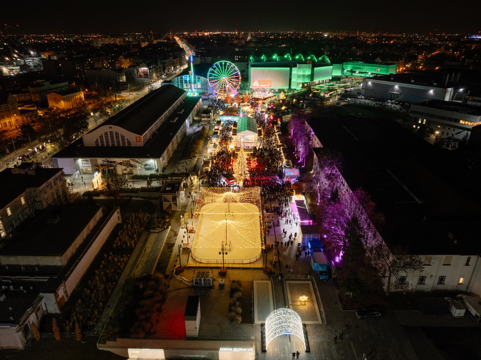 Widok na lodowisko i jarmark na MTP