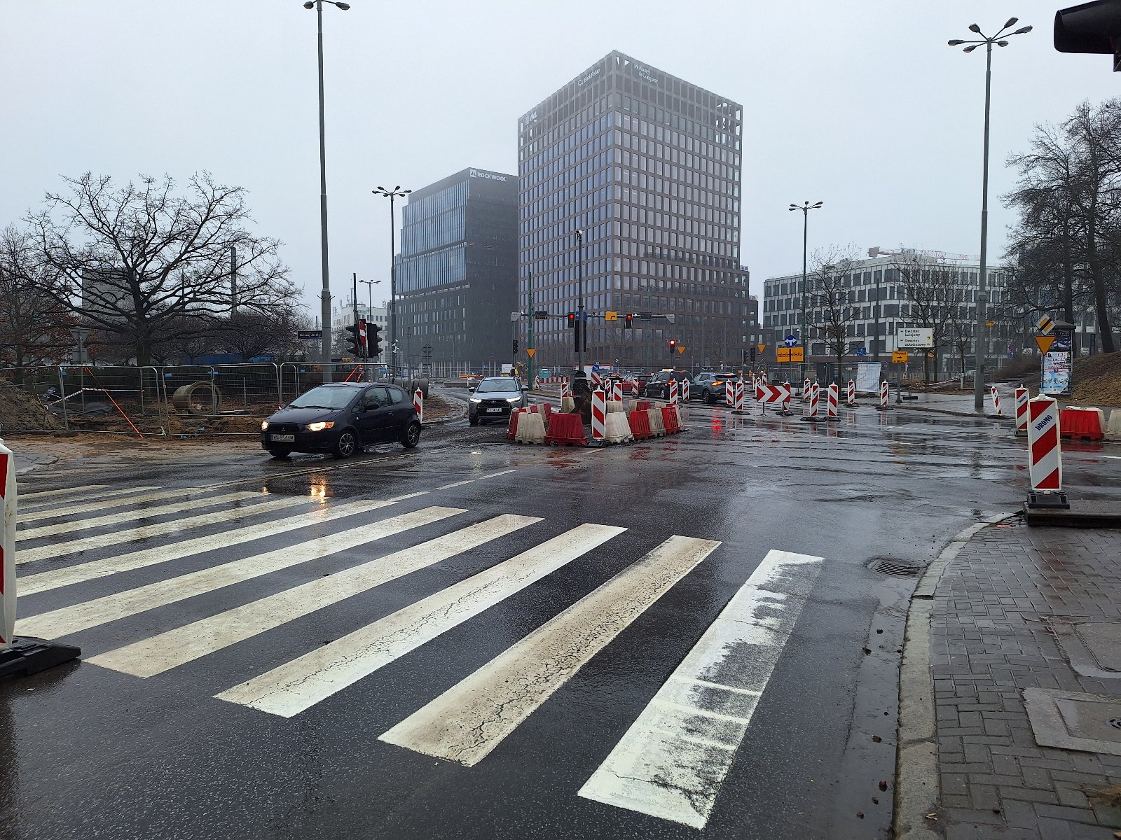 Widok na skrzyżowanie ulic Matyi, Wierzbięcice, Królowej Jadwigi i Al. Niepodległości od strony ul. Niezłomnych