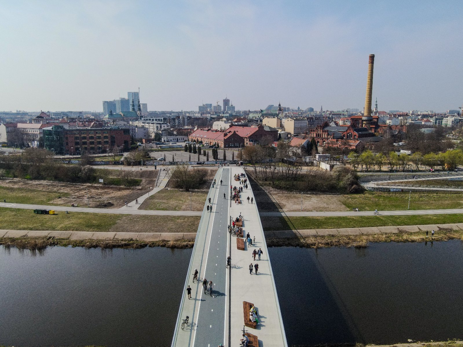 Miasto Poznań otrzymało nagrodę Europejskiej Federacji Cyklistów (ECF Award) w kategorii Infrastruktura Rowerowa. Wyróżnienie zostało przyznane za mosty Berdychowskie Widok z lotu ptaka na mosty Berdychowskie, w tle centrum miasta
