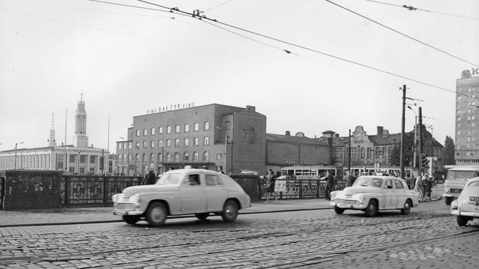 Widok z mostu Uniwersyteckiego w kierunku budynku kina "Bałtyk" przy ul. Roosevelta, w głębi z lewej Hala Reprezentacyjna Międzynarodowych Targów Poznańskich, z prawej budynek Drukarni Concordia | 1968 r. | fot. F. Maćkowiak