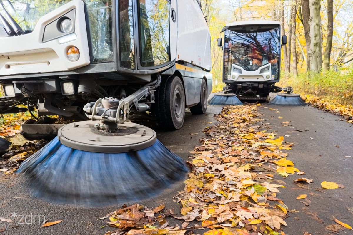 Zamiatarki sprzątające liście z ulicy
