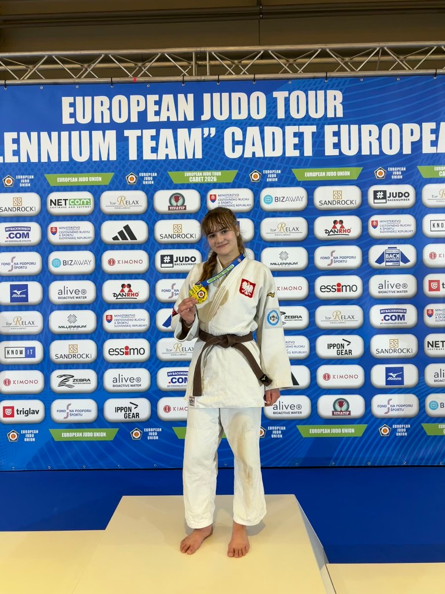 Zawodniczka Akademii Judo z medalem na Pucharze Europy Kadetek i Kadetów, fot. Akademia Judo - młoda zawodniczka stoi w kimono z medalem na szyi