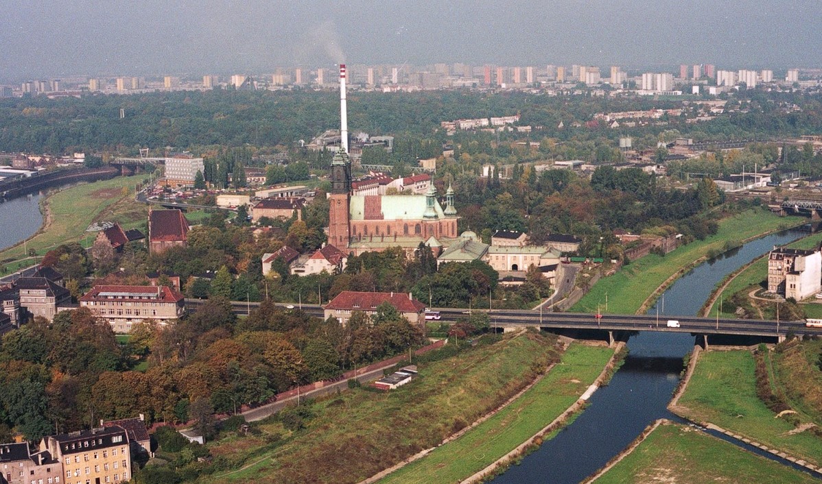 zdjęcie lotnicze fragmentu Ostrowa Tumskiego w Poznaniu z roku 1993
