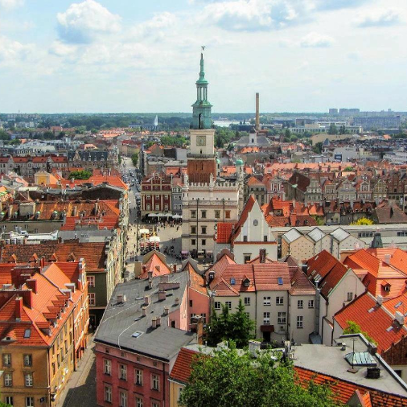 Z roku na rok Poznań staje się miastem coraz bardziej przyjaznym i otwartym Zdjęcie: panorama Poznania z lotu ptaka, w centrum Ratusz