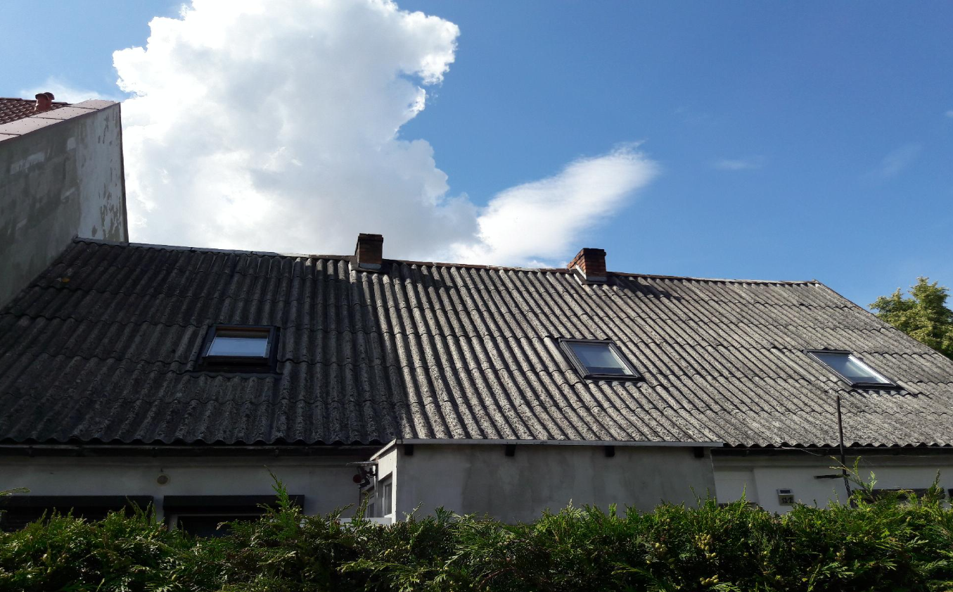 Zdjęcie przedstawia dach budynku, wykonany z azbestu.