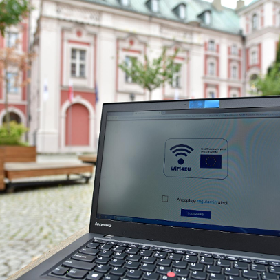 Dostęp do darmowego internetu jest możliwy w aż 10 nowych lokalizacjach, m.in. na dziedzińcu Urzędu Miasta Poznania Zdjęcie przedstawia dziedziniec Urzędu Miasta Poznania. Na pierwszym planie widać komputer (laptop), stojący na ławce - na ekranie wyświetlona jest strona umożliwiająca połączenie z siecią, w tle widać budynek urzędu