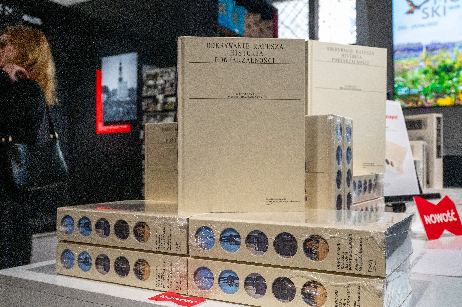 Zdjęcie przedstawia książki ułożone na wystawie.