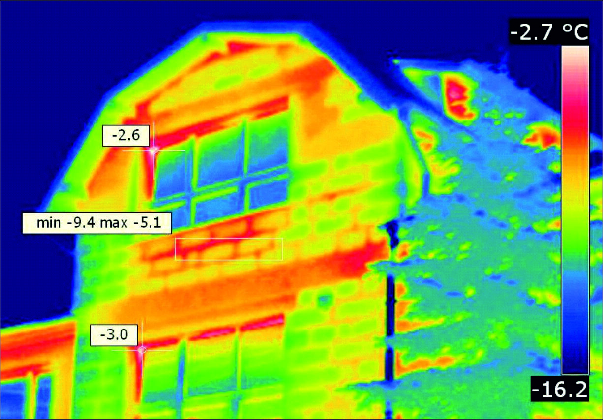 Zdjęcie przedstawia obraz budynku wygerenrowany przez kamerą termowizyjną, na którym widać mostki cieplne, czyli miejsca, najbardziej narażone na utratę energii.