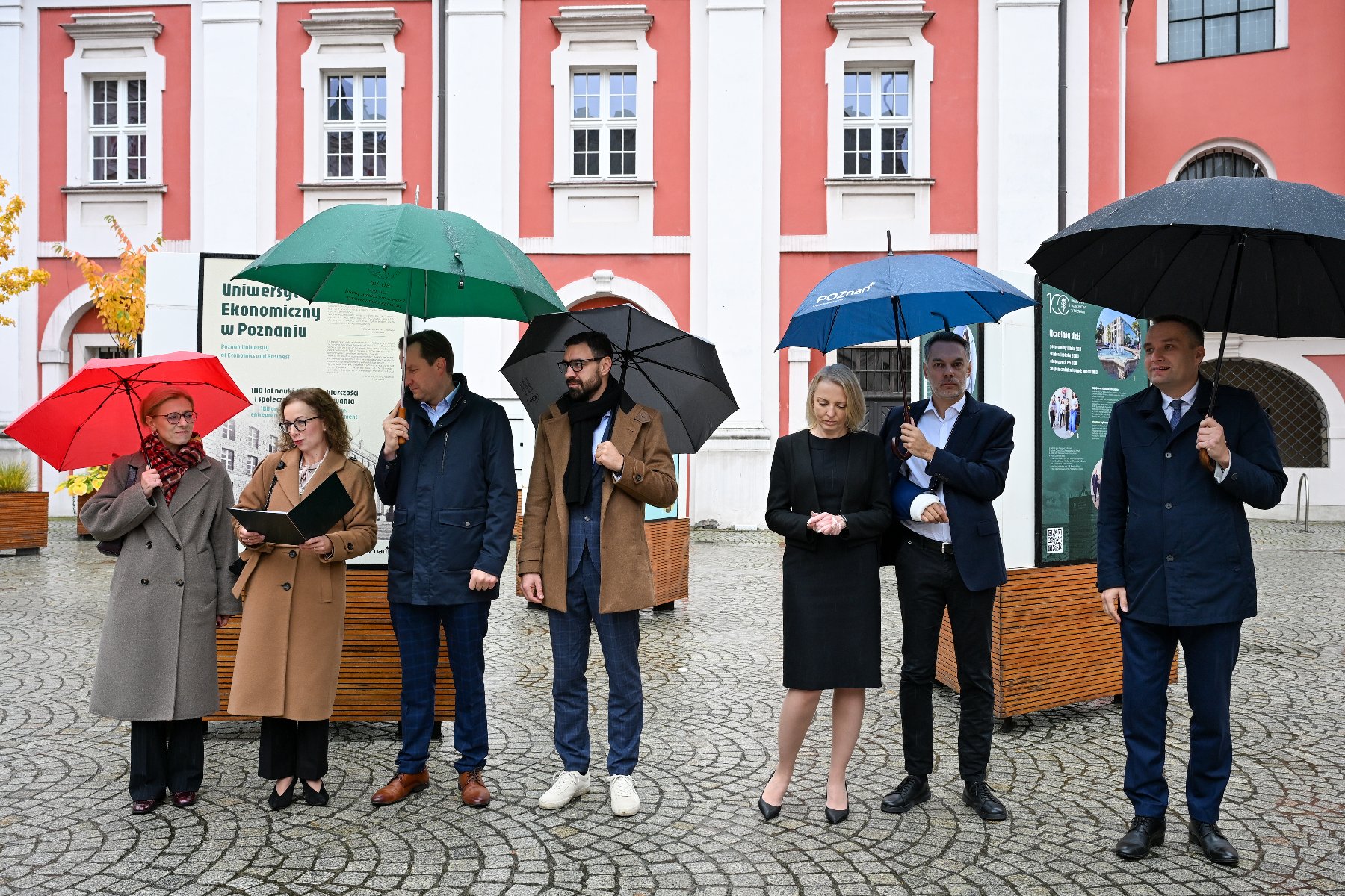 Zdjęcie przedstawia plakaty na wystawie znajdującej się na dziedzińcu urzędu.